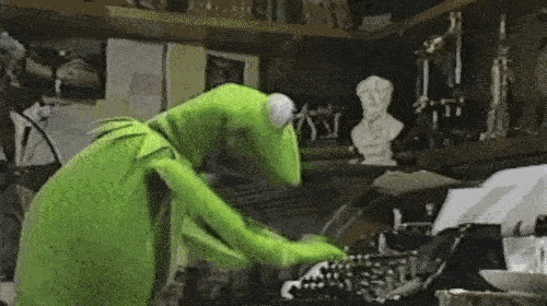 Gif amusant d'une grenouille s'entrainant à écrire pour l'épreuve d'expression écrite TCF TEF TEFAQ.