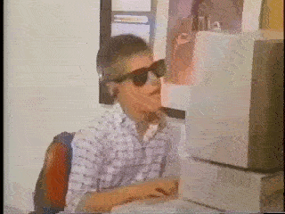 Gif amusant d'une personne s'entrainant à écrire pour l'épreuve d'expression écrite TCF TEF TEFAQ.