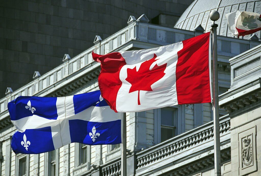 Drapeau du Québec et du Canada.